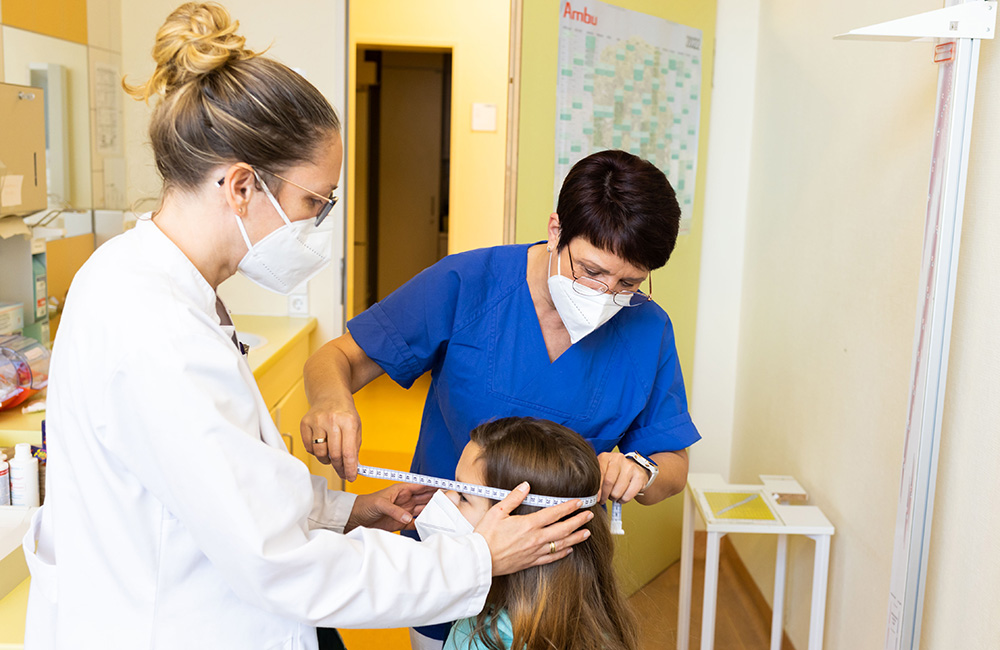 Oberärztin Dr. Katja Palm bei der Untersuchung der 9-jährigen Kleinwuchspatientin Alina in der Universitätskinderklinik Magdeburg. Foto Sarah Kossmann_UMMD Oberärztin Dr. Katja Palm bei der Untersuchung der 9-jährigen Kleinwuchspatientin Alina in der Universitätskinderklinik Magdeburg. Foto Sarah Kossmann_UMMD